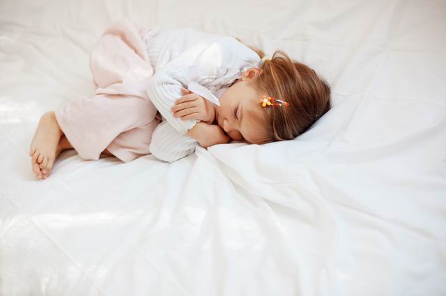 Ребенок просыпается по ночам с истерикой: причины, как помочь | Дефектология Проф