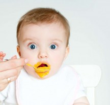 Как и чем кормить ребенка в 8 месяцев